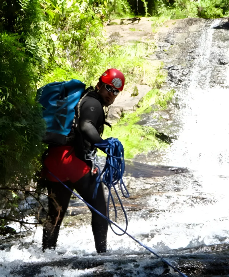Canionismo em cachoeira de Pernambuco com a Tribo da Trilha (foto 1)