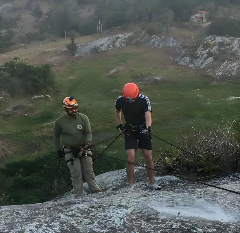 Grupo fazendo rapel em Pernambuco com a Tribo da Trilha (foto 3)